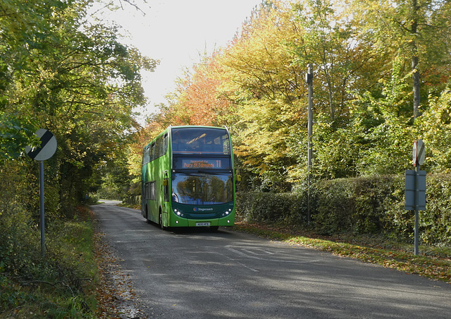 Stagecoach East 15658 (AE10 HFB) approaching Swaffham Prior – 22 Oct 2022 (P1130858)