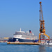 Arbeit und Vergnügen im Hafen Venedig