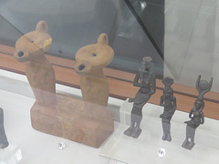 Figurines en forme de lampe à huile ou de divinités égyptiennes.