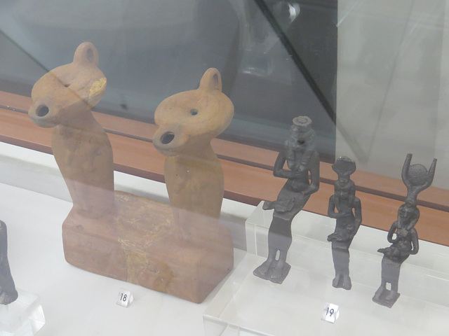 Figurines en forme de lampe à huile ou de divinités égyptiennes.