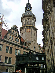Brücke zwischen Schloss und Hofkirche  in Dresden