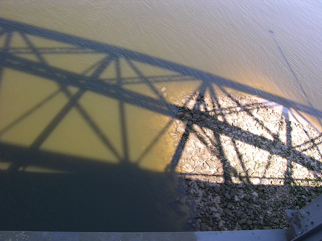 Brücken-Schatten bei Elbe-Niedrigwasser