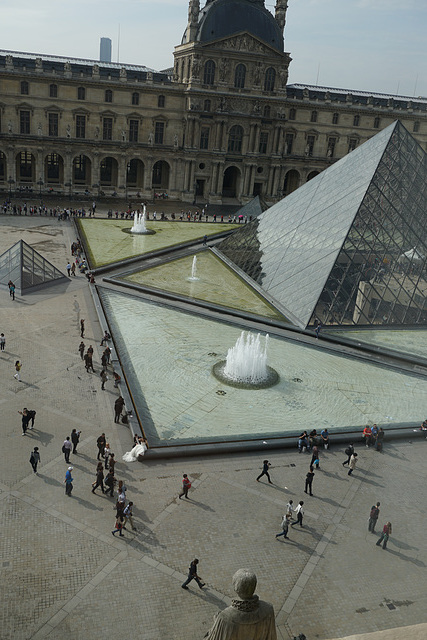 Bridal photo shoot, Louvre