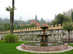 Brunnen, Palmenblüte und Burganlage, Garda