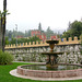 Brunnen, Palmenblüte und Burganlage, Garda