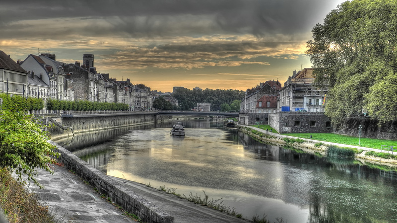 BESANCON: Le quai Vieil Picard, le pont Battant, l'église de la Madelaine.