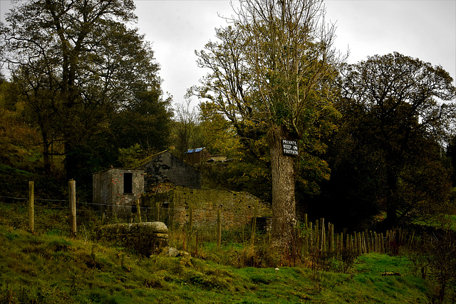 Private - Keep on Footpath - Do not cross the fence!!