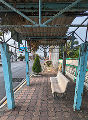 Un banc, quatre colonnes / Four columns, one bench