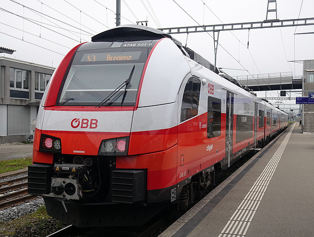 Zur Abfahrt bereit ist die S3 der ÖBB in St.Margrethen nach Bregenz (A)