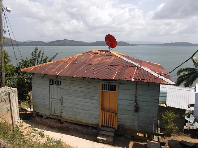 Deux portes et une soucoupe / Two doors along with one antenna