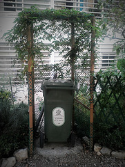 The garden garbage box