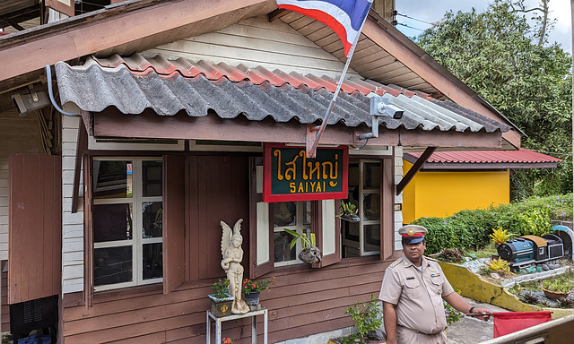 Gare à la bedaine de ce Monsieur au képi descendu !