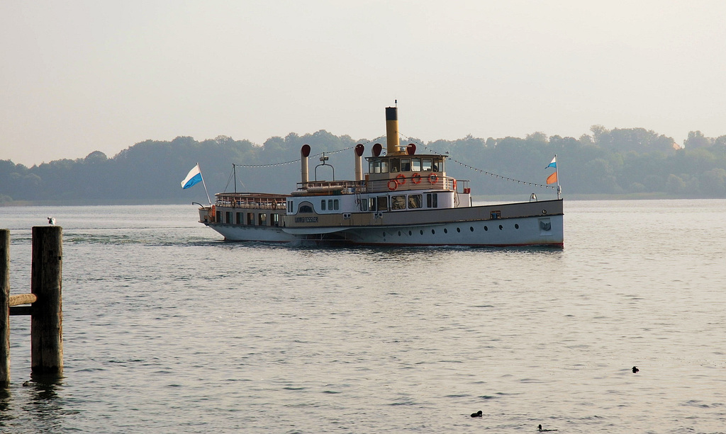 Historischer Raddampfer *)  auf dem Chiemsee