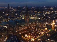 Weihnachtsmarkt vor dem Rathaus/ Hamburg