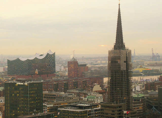 Elbphilharmonie und Turm St. Nikolai