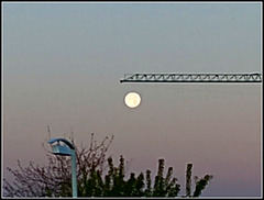 La Luna y la grúa.