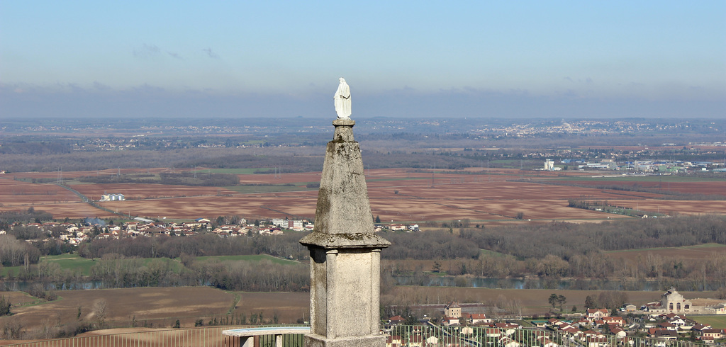 Hières-sur-Amby (38). 10 mars 2016. Vue sur la plaine de l'Ain depuis le plateau du Larina.