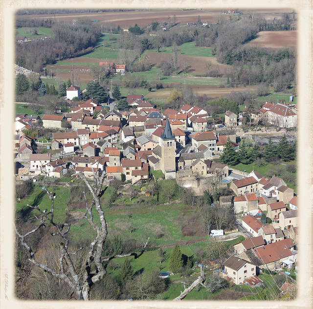 Hières-sur-Amby (38). 10 mars 2016. Vue sur le village depuis le plateau du Larina.