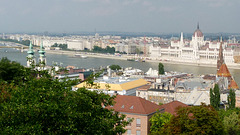 Blick auf Pest mit dem Ungarischen Parlamentsgebäude