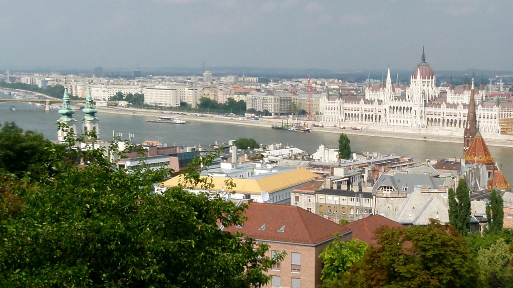 Blick auf Pest mit dem Ungarischen Parlamentsgebäude