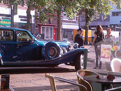 de Taxi -chauffeur en de gasten