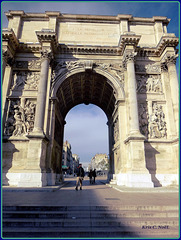 Porte d'Aix, place Jules Guesde, à Marseille !