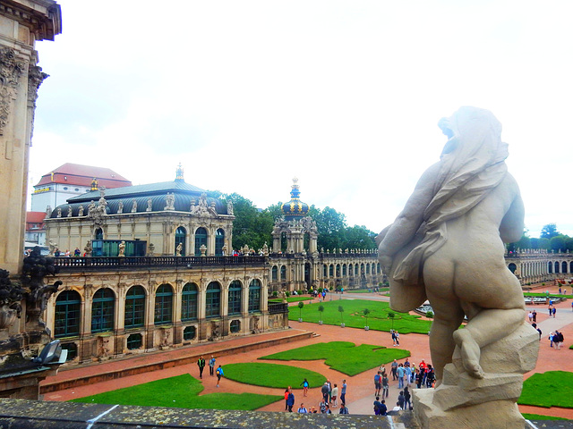 31 Im Zwinger - Blick zum Kronentor