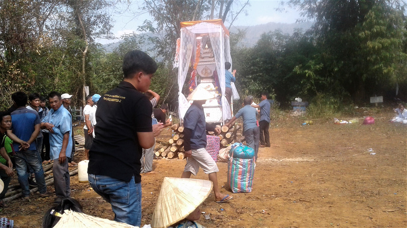 Rite funéraire / Funeral rite........ (Laos)