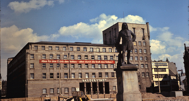 Halle (à l'époque RDA, Allemagne de l'Est /damals DDR) avril 1977. (Diapositive numérisée).Le grand Haendel né dans cette ville; derrière, la mairie avec le slogan: "Tout pour le bonheur du peuple - t