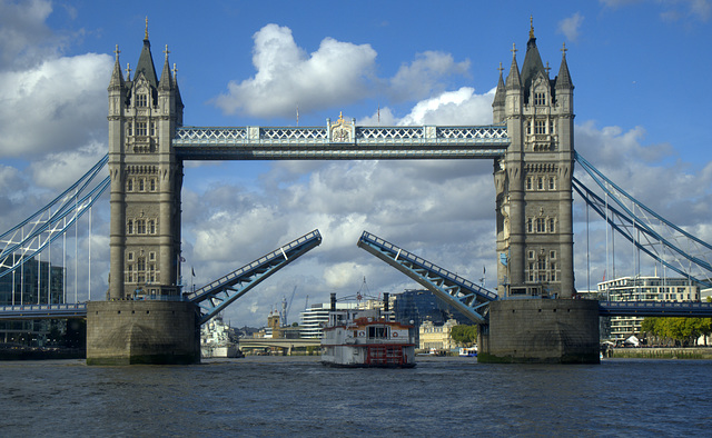 The Dixie Queen and Tower Bridge