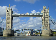 The Dixie Queen and Tower Bridge 2