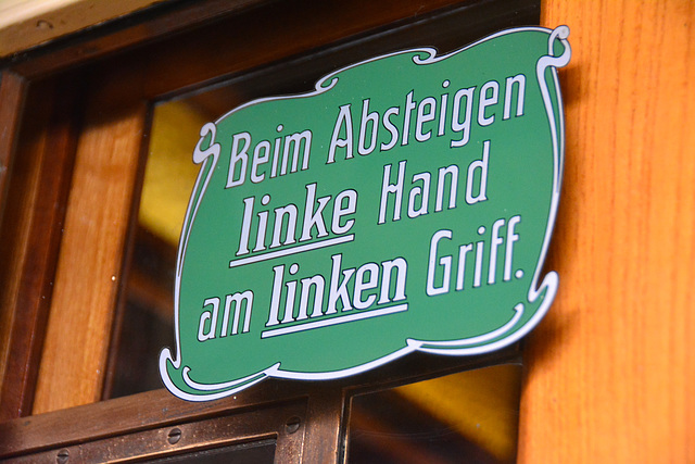 Leipzig 2015 – Straßenbahnmuseum – Beim Absteigen linke Hand am linken Griff.