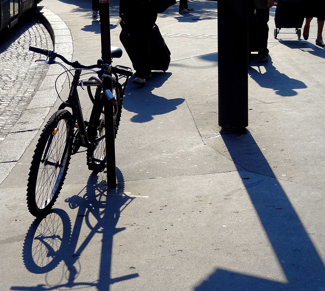 ... un vélo et des ombres ...