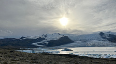 Pale sun over Fjallsárlón glacier.