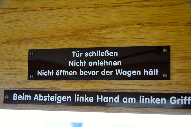 Leipzig 2015 – Straßenbahnmuseum – Tür schließen, Nicht anlehnen, Nicht öffnen bevor der Wagen hält, Beim Absteigen linke Hand am linken Griff