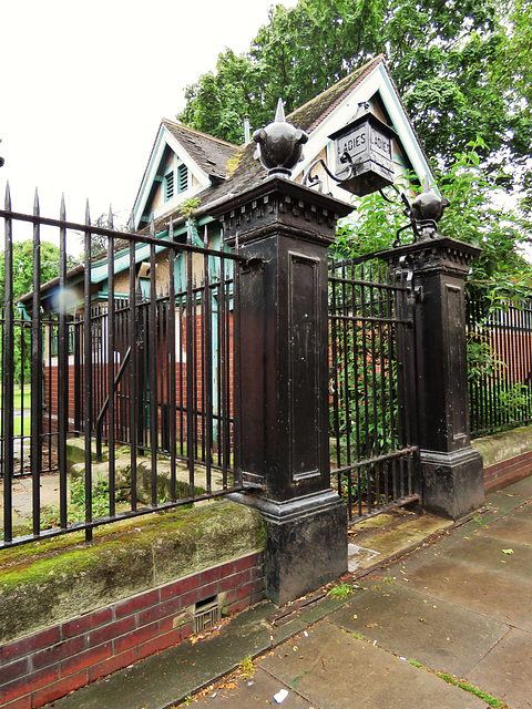 loos, west ham park , london