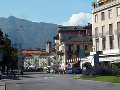 Blick zur Piazza Grande, und den Monte Bré Sopra Locarno