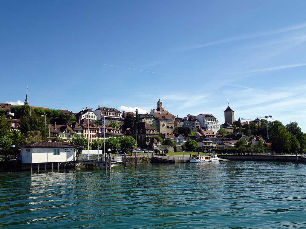 Das Städtchen Murten gesehen vom Murtensee