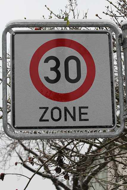 Verkehrsschild mit Eiszapfen