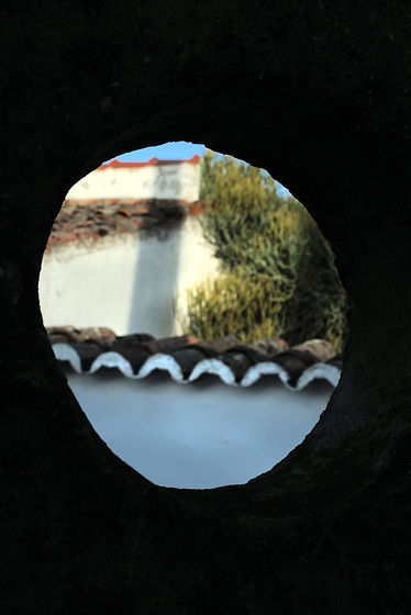 Through the lamp post hole !