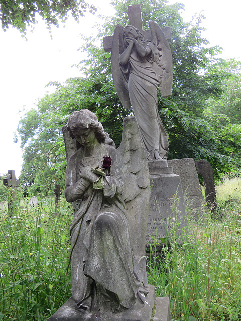 brompton cemetery, london     (158)early c20 angels