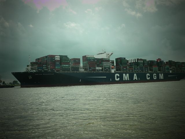 Containerriese CMA CGM BOUGAINVILLE