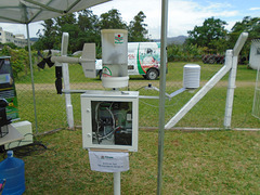 DSC01110 - placa solar, anemômetro, umidade foliar, termômetro, pluviômetro