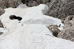 Überqueren eines kleinen Schneefeldes auf der Nordseite beim Abstieg vom Burgstall zum Kreuzbergpas