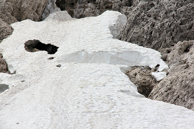 Überqueren eines kleinen Schneefeldes auf der Nordseite beim Abstieg vom Burgstall zum Kreuzbergpas