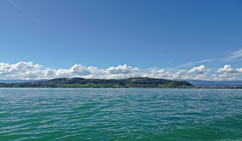 Blick über den Murtensse zum Hügelzug Mont Vully