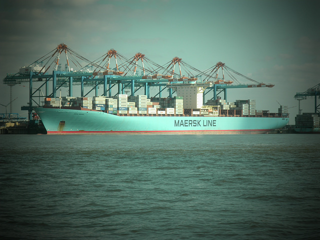 EMMA MAERSK mit Lochkamera