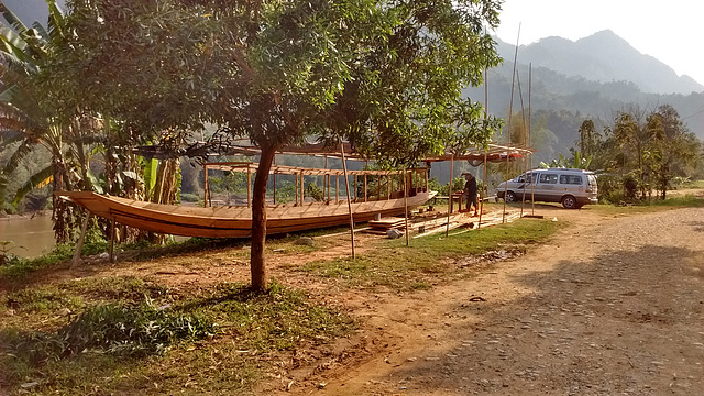 Pirogue en construction / Canoe under construction