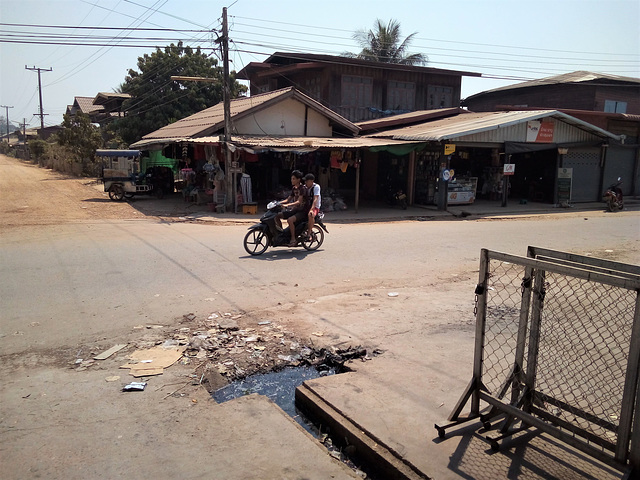 Attention de ne pas trébucher !   (Laos)