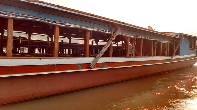 Laotian slow boat / Bateau lent du Laos